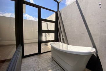 3.5-Storey End-lot Terrace for Sale Fields of Gold Villa Senja Rawang, Rawang