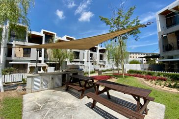 3.5-Storey End-lot Terrace for Sale Fields of Gold Villa Senja Rawang, Rawang