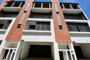 3.5-Storey End-lot Terrace for Sale Fields of Gold Villa Senja Rawang, Rawang