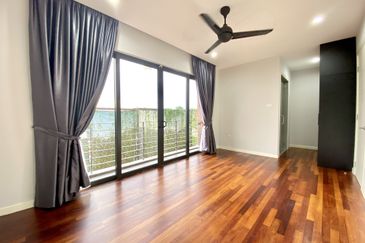 3.5-Storey End-lot Terrace for Sale Fields of Gold Villa Senja Rawang, Rawang