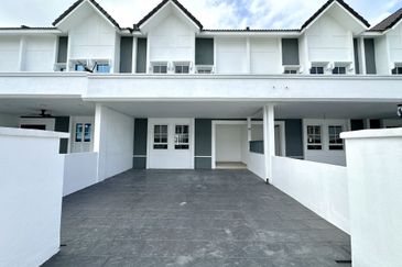 2-Storey Terrace for Sale Taman Templer Rawang | Extra Garden Space