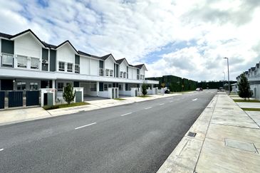 2-Storey Terrace for Sale Taman Templer Rawang | Extra Garden Space