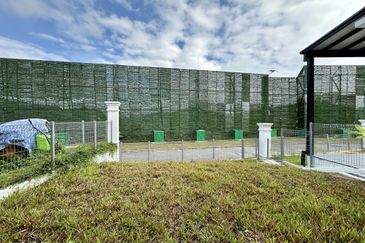 2-Storey Terrace for Sale Taman Templer Rawang | Extra Garden Space