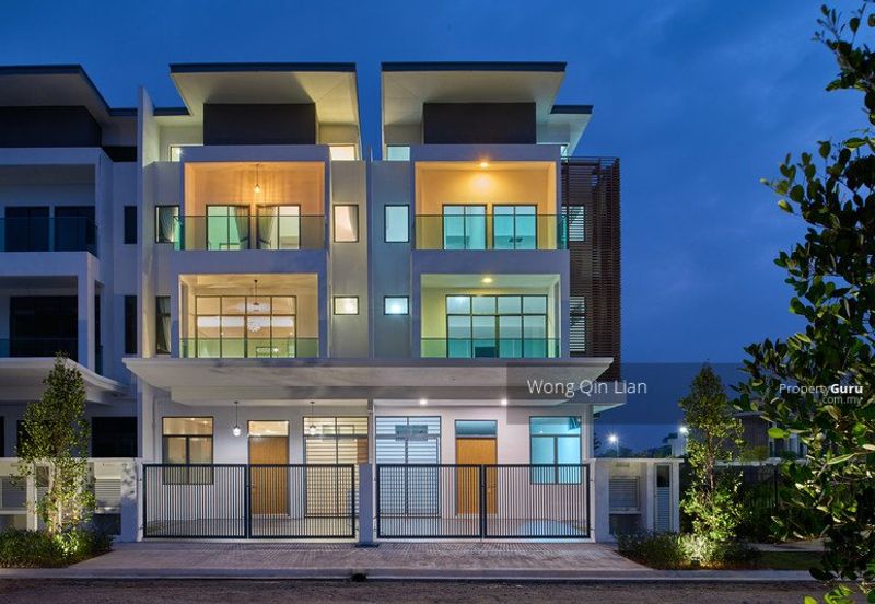3 storey superlink Reflexion Pool Villa Puchong