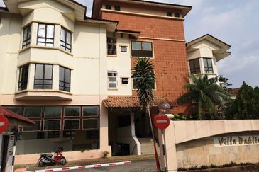 1030sf Villa dahlia townhouse kayu ara bdr utama