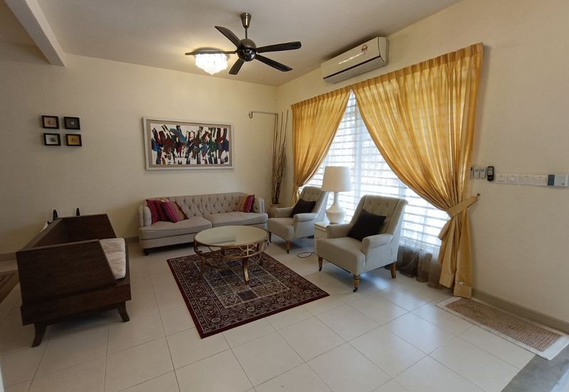 Bandar Enstek (Timur)