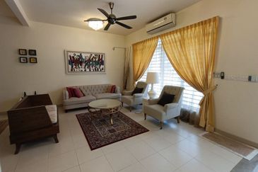 Bandar Enstek (Timur)