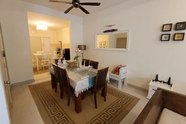 Bandar Enstek (Timur)