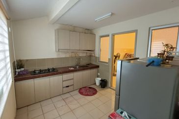 Bandar Enstek (Timur)