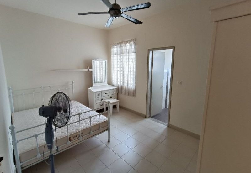 Bandar Enstek (Timur)