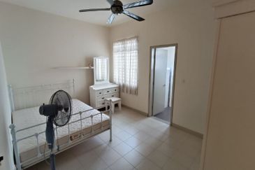 Bandar Enstek (Timur)