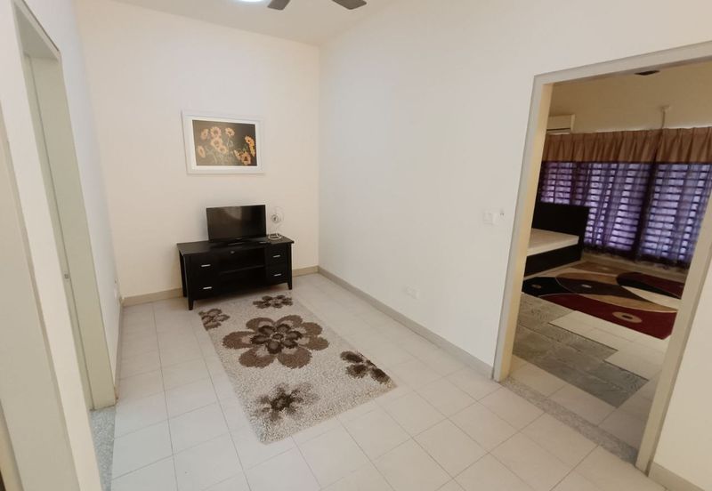 Bandar Enstek (Timur)