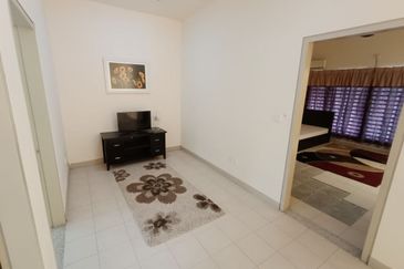 Bandar Enstek (Timur)