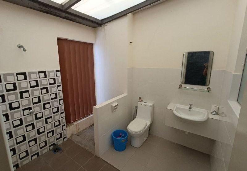 Bandar Enstek (Timur)