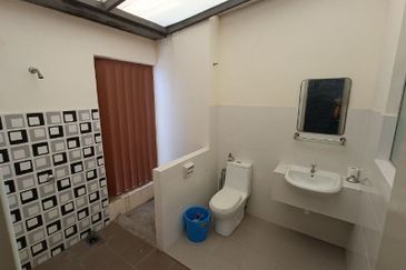 Bandar Enstek (Timur)