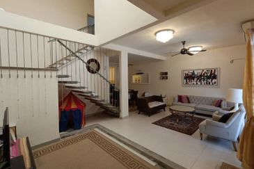 Bandar Enstek (Timur)