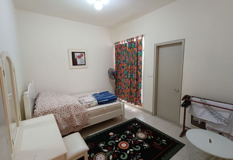 Bandar Enstek (Timur)