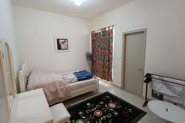 Bandar Enstek (Timur)