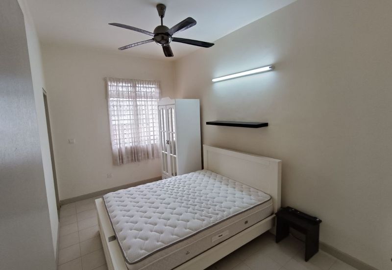 Bandar Enstek (Timur)