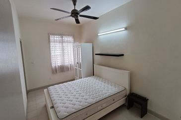 Bandar Enstek (Timur)