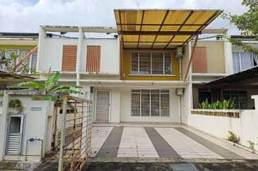 Bandar Enstek (Timur)