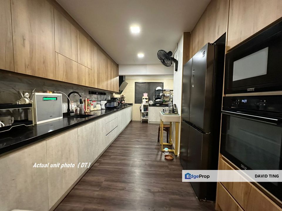 Meadow 3 Storey House Gated Guarded Good Condition Partially Furnish, Kuala Lumpur, Sungai Besi