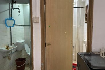 Corner 3 storey shop office for sale at Taman Seri Subang