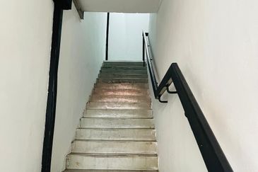 Corner 3 storey shop office for sale at Taman Seri Subang