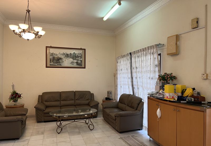 Large Corner Lot Double Storey Terrace – Below Market Value !!