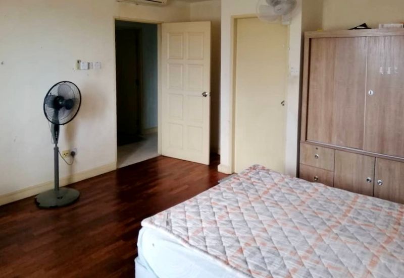 Desa Pines Apartment