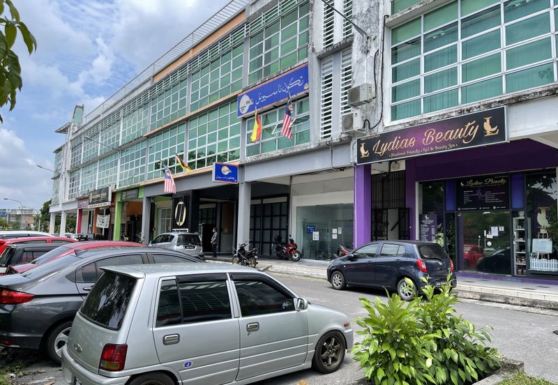3-storey shophouse @ Riveredge, Kuching 