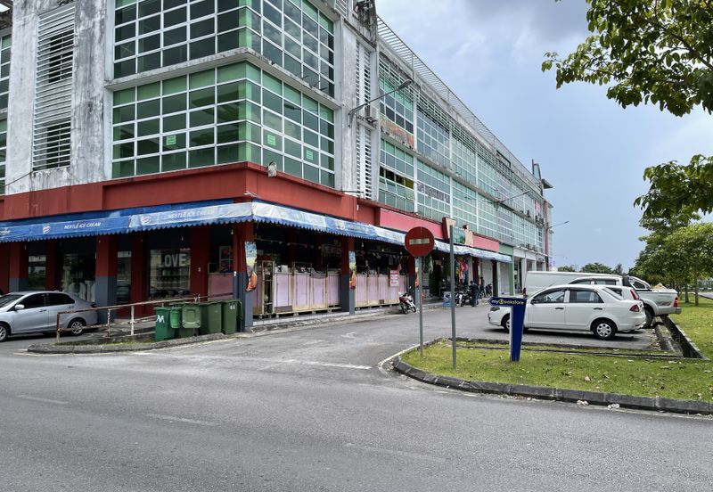 3-storey shophouse @ Riveredge, Kuching 