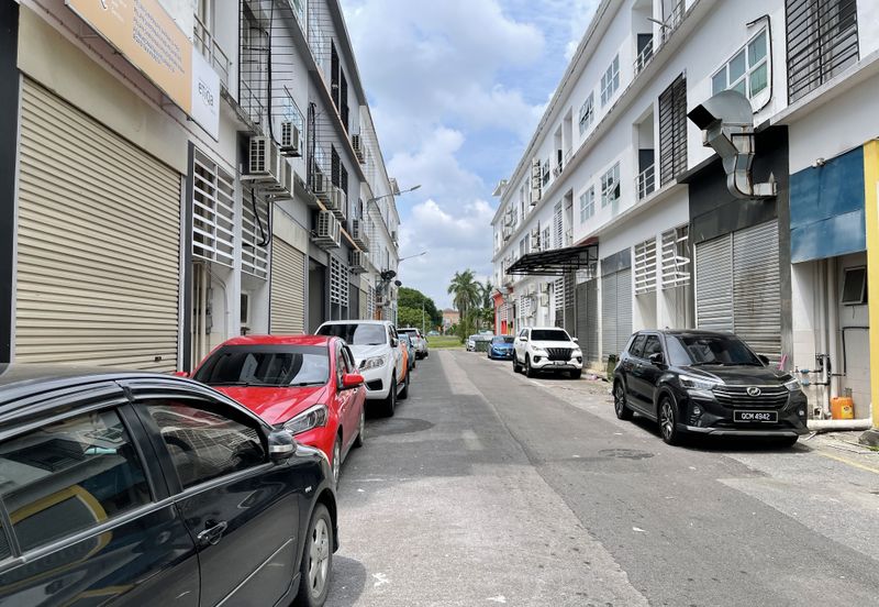 3-storey shophouse @ Riveredge, Kuching 
