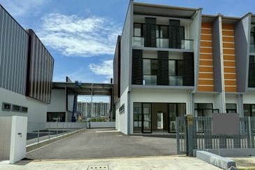 3-storey Semi-detached Showroom Pines Square, Jalan Batu Kawa