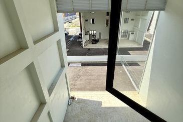 3-storey Semi-detached Showroom Pines Square, Jalan Batu Kawa