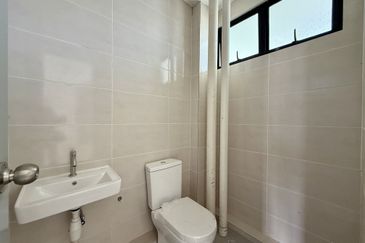 3-storey Semi-detached Showroom Pines Square, Jalan Batu Kawa