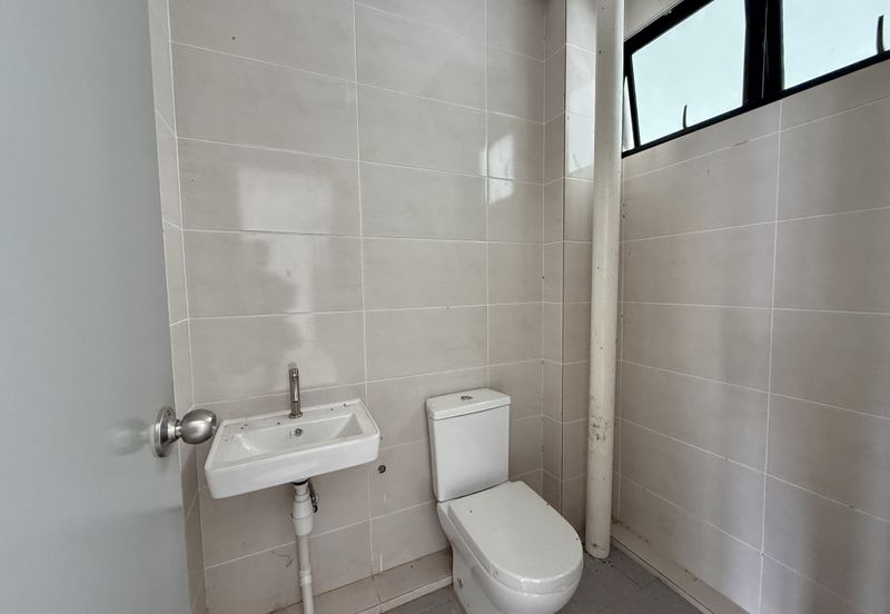 3-storey Semi-detached Showroom Pines Square, Jalan Batu Kawa