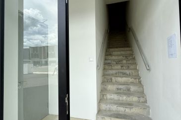 3-storey Semi-detached Showroom Pine Square, Jalan Batu Kawa