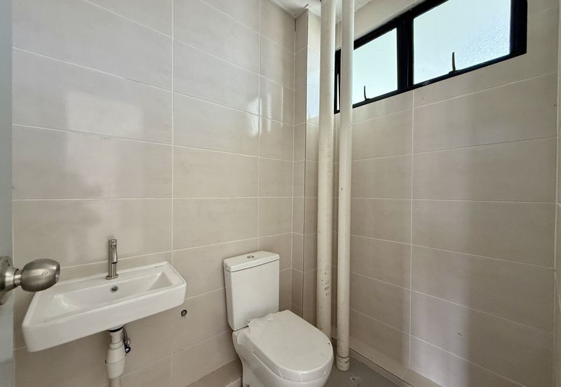 3-storey Semi-detached Showroom Pine Square, Jalan Batu Kawa