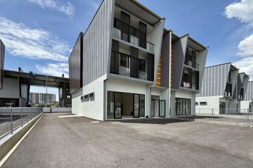 3-storey Semi-detached Showroom Pine Square, Jalan Batu Kawa