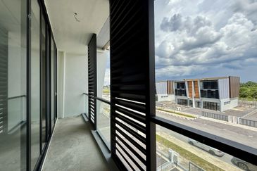 3-storey Semi-detached Showroom Pine Square, Jalan Batu Kawa