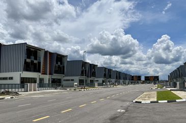 3-storey Semi-detached Showroom Pine Square, Jalan Batu Kawa