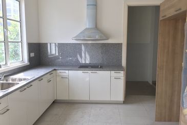 Beringin Residence - gated, walk to MRT