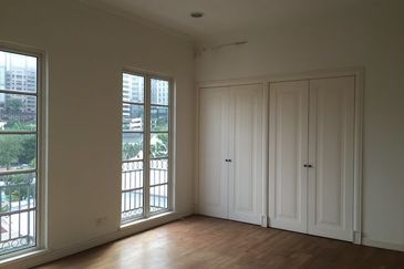 Beringin Residence - gated, walk to MRT