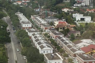 Beringin Residence - gated, walk to MRT