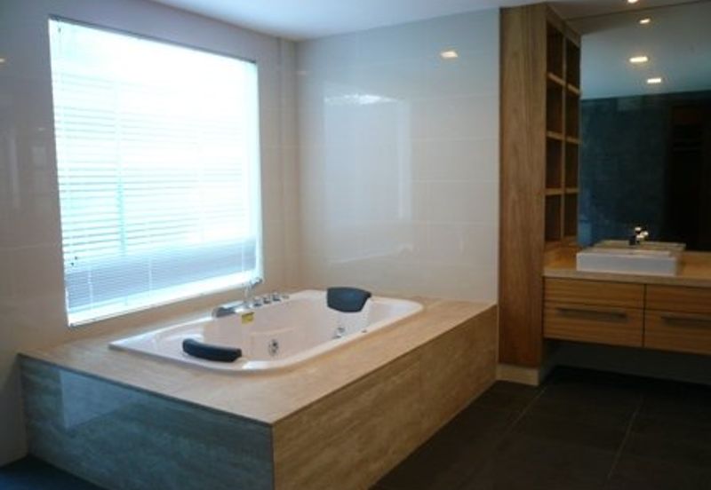 Large pool, park 8 cars (GOOD BUY!!) 