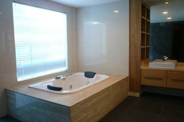 Large pool, park 8 cars (GOOD BUY!!) 