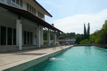 Large pool, park 8 cars (GOOD BUY!!) 