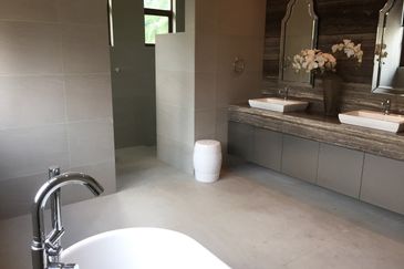 Kenny Hills - gated, pool (8400sf land) [near mall