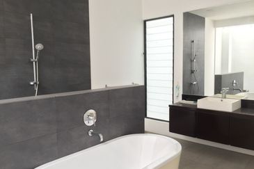 Bukit Pantai - large pool and garden, nice view